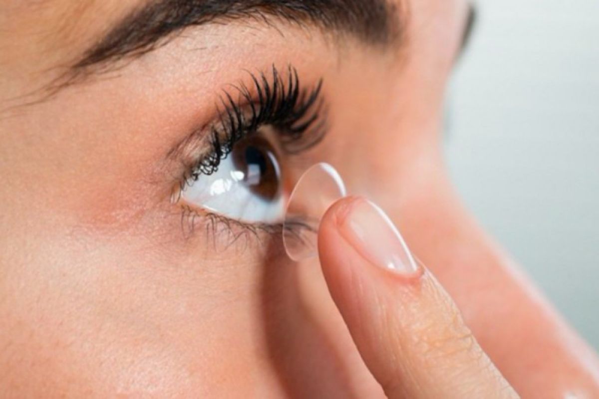 Dokter ingatkan perawatan lensa kontak cegah infeksi kornea mata