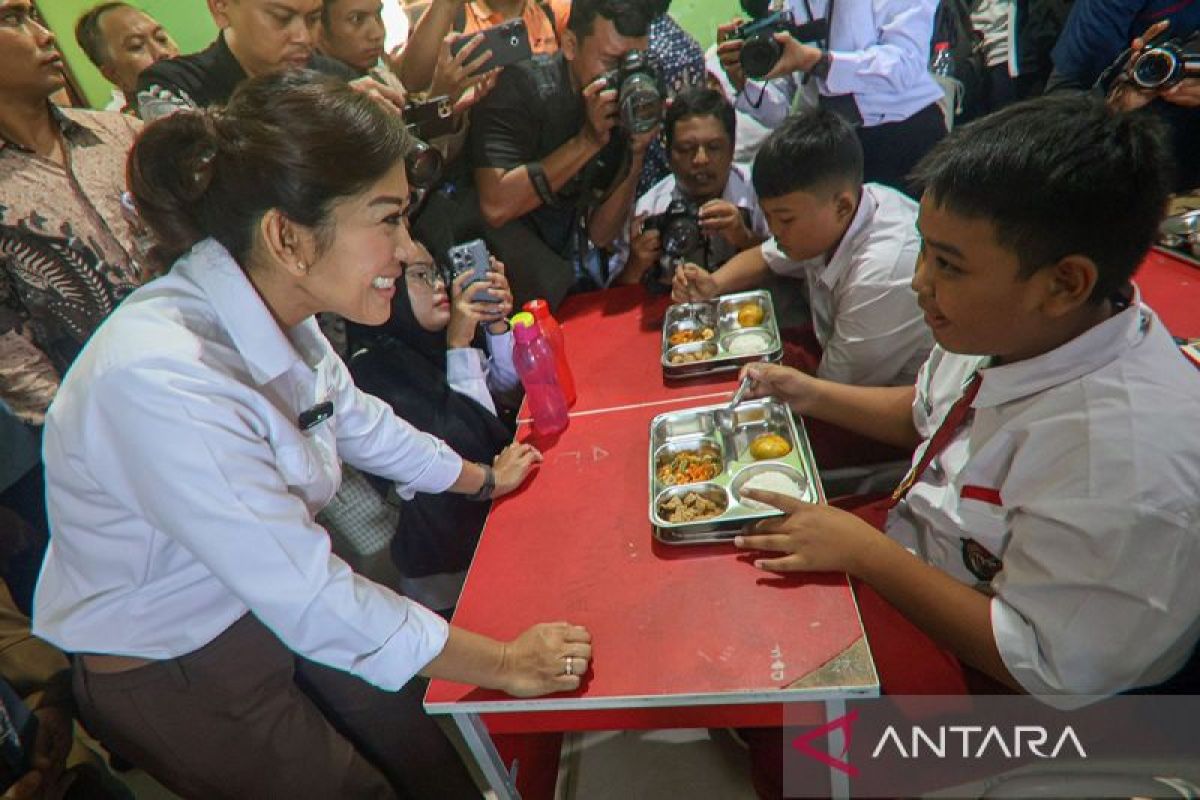 Kemkomdigi sosialisasikan dan pantau Program Makan Bergizi Gratis